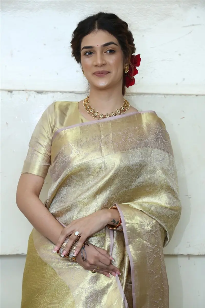 Telugu Actress Hasini Sudhir In Beautiful Yellow Pattu Saree